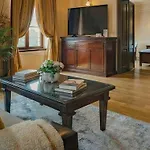Modern Luxury With Panoramic Views *